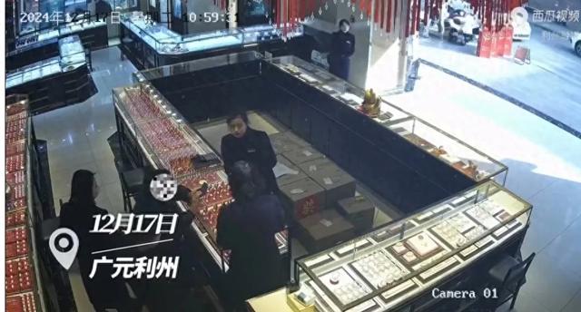 机智店员揭露黄金诈骗，老人险些被骗18万，幸得店员报警解围