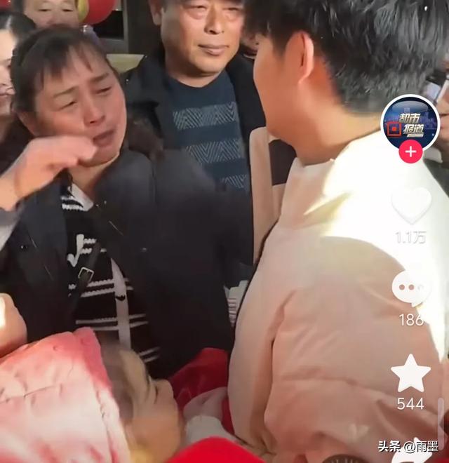 元旦这天小伙回到家跟妈妈说，这么多年您辛苦了，你也没有亏欠我什么，不要把这个放在心上，我们肯定以后会越来越好